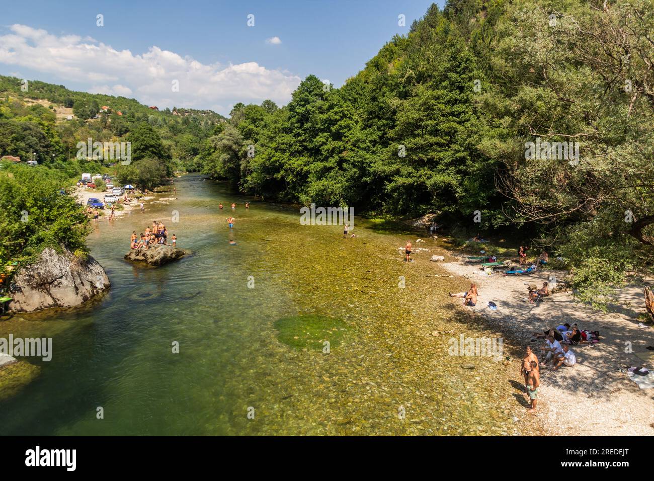 TRESKA, NORDMAZEDONIEN - 10. AUGUST 2019: Personen, die im Fluss Treska in der Nähe des Matka-Canyons in Nordmazedonien schwimmen Stockfoto