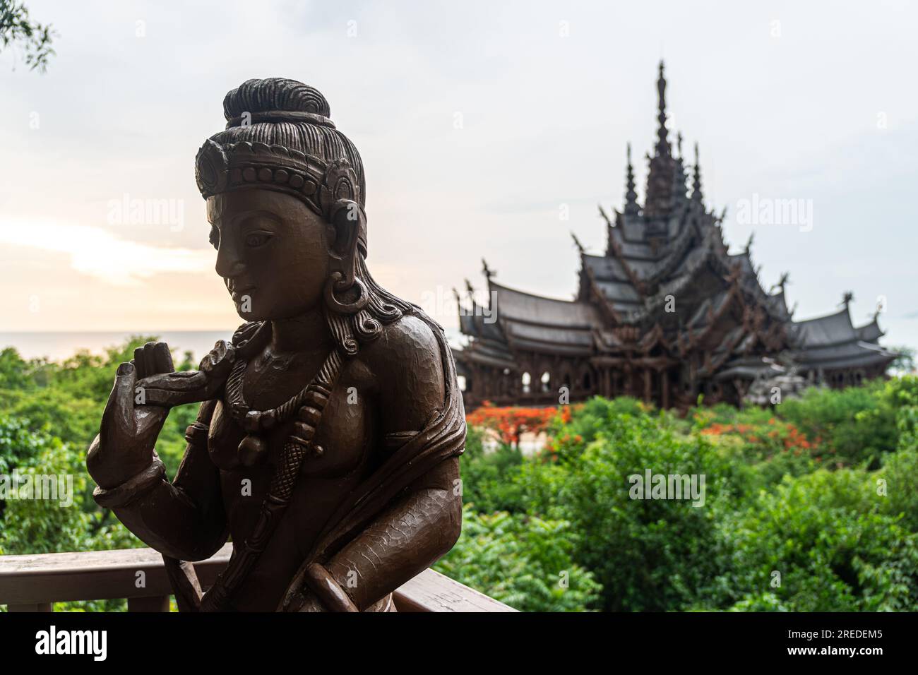 Heiligtum der Wahrheit, Pattaya, Thailand, hölzerner Tempel am Meer bei Sonnenuntergang am Strand von Pattaya. Tempel der Wahrheit in Thailand Stockfoto