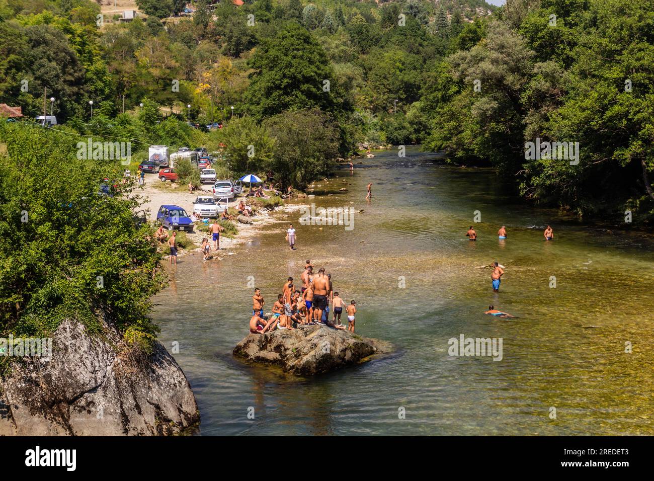 TRESKA, NORDMAZEDONIEN - 10. AUGUST 2019: Personen, die im Fluss Treska in der Nähe des Matka-Canyons in Nordmazedonien schwimmen Stockfoto