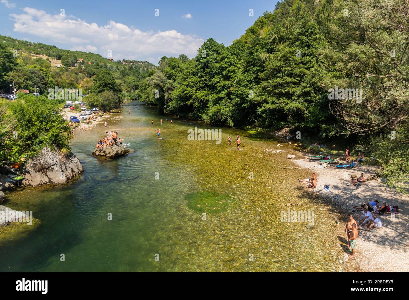 TRESKA, NORDMAZEDONIEN - 10. AUGUST 2019: Personen, die im Fluss Treska in der Nähe des Matka-Canyons in Nordmazedonien schwimmen Stockfoto
