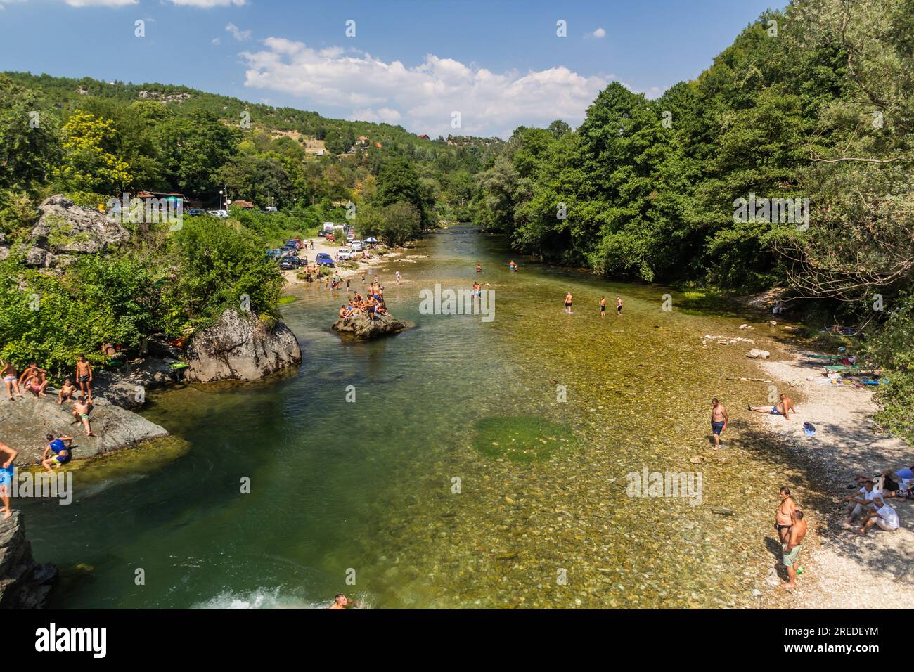 TRESKA, NORDMAZEDONIEN - 10. AUGUST 2019: Personen, die im Fluss Treska in der Nähe des Matka-Canyons in Nordmazedonien schwimmen Stockfoto