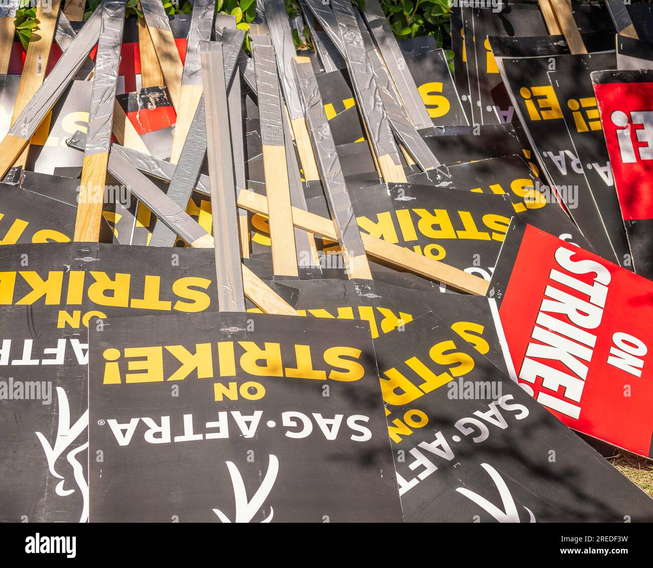 Burbank, CA, USA – 26. Juli 2023: Nahaufnahme der WGA-, sag- und AFTRA-Streikschilder vor den Warner Brothers Studios. Stockfoto