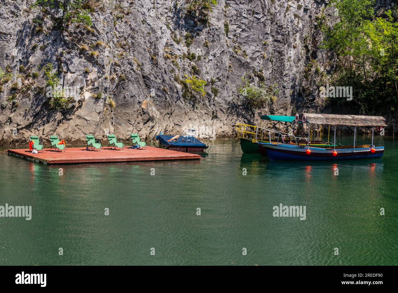 Boote am Matka-Stausee in Nordmazedonien Stockfoto