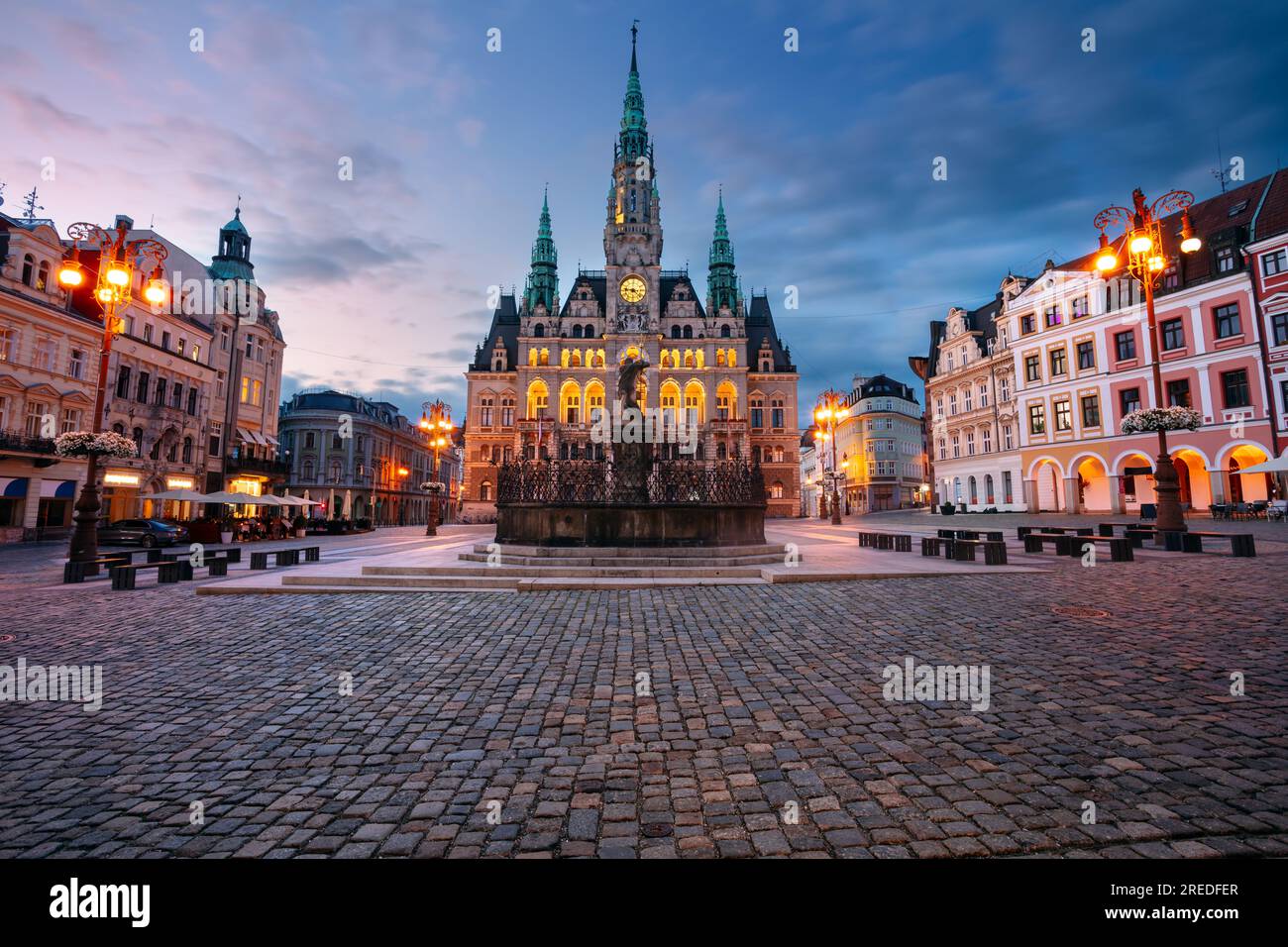 Liberec, Tschechische Republik. Stadtbild der Innenstadt von Liberec, Tschechische Republik mit Rathaus und Neptun-Brunnen im Sommer bei Sonnenuntergang. Stockfoto