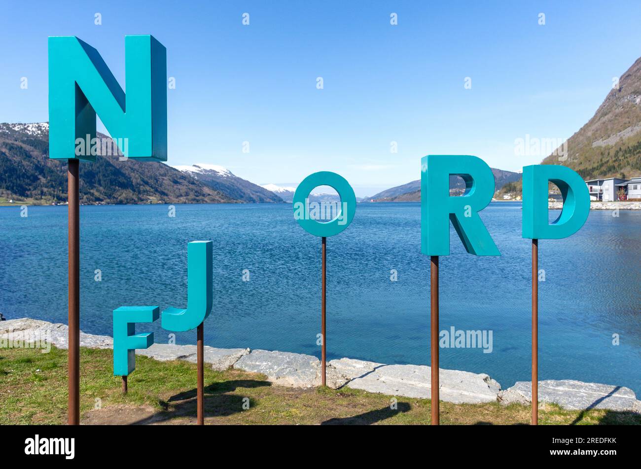 Stadtschild am Ufer, Nordfjordeid, Vestland County, Norwegen Stockfoto