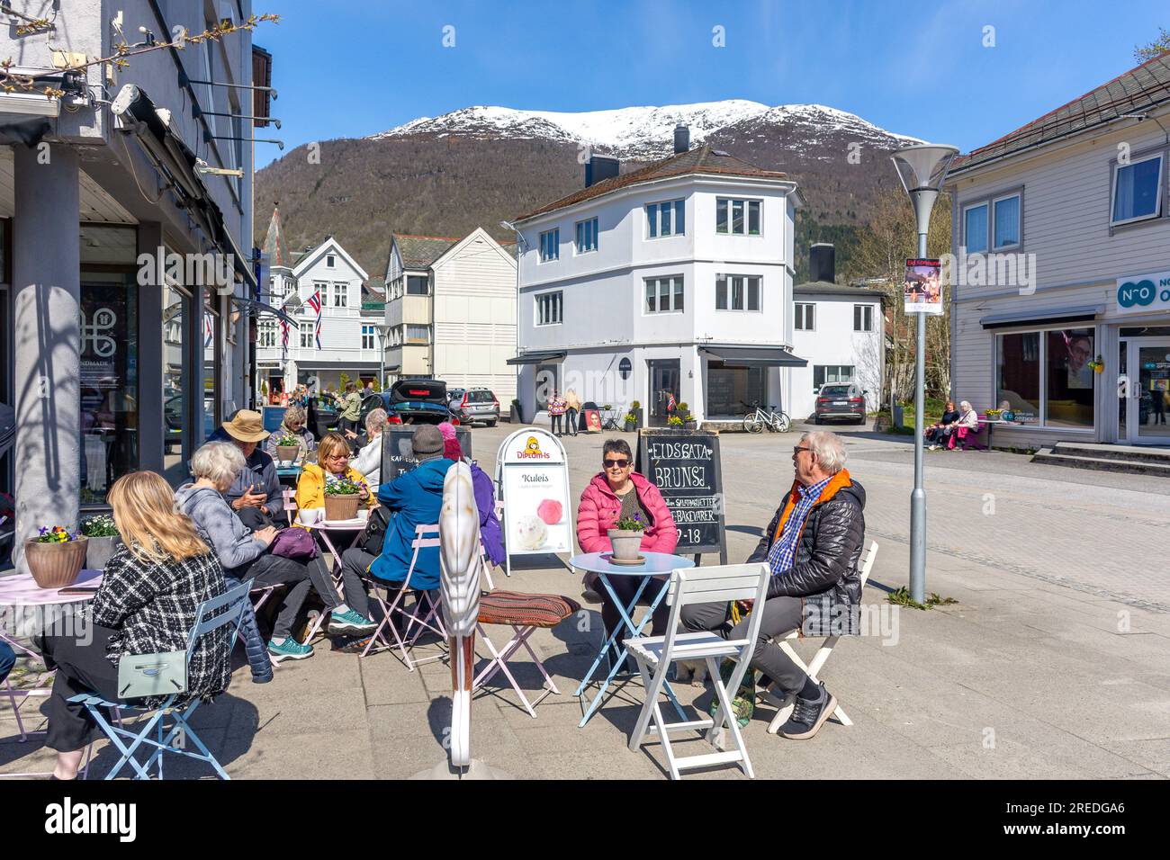 Outdoor Cafe im Stadtzentrum, Eidsgata, Nordfjordeid, Vestland County, Norwegen Stockfoto