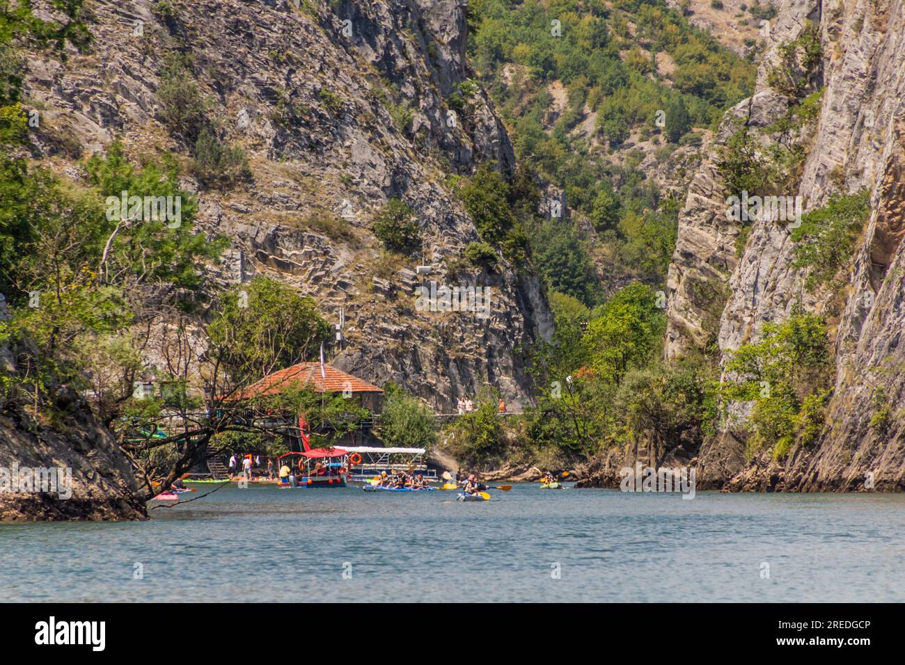 MATKA, NORDMAZEDONIEN - 10. AUGUST 2019: Bootsfahrt im Matka Canyon in Nordmazedonien Stockfoto
