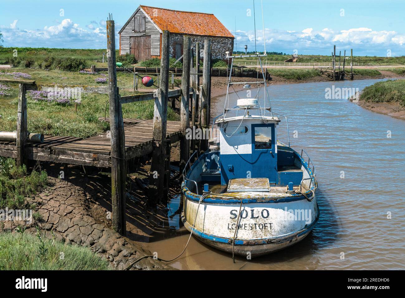 Der Steinkohlenschuppen wurde für die Lagerung aufgegeben, als Kohle bei Flut von der Küste auf Lastkähnen für die dortigen thornham-Einwohner in den Flüssen heraufgebracht wurde. Stockfoto