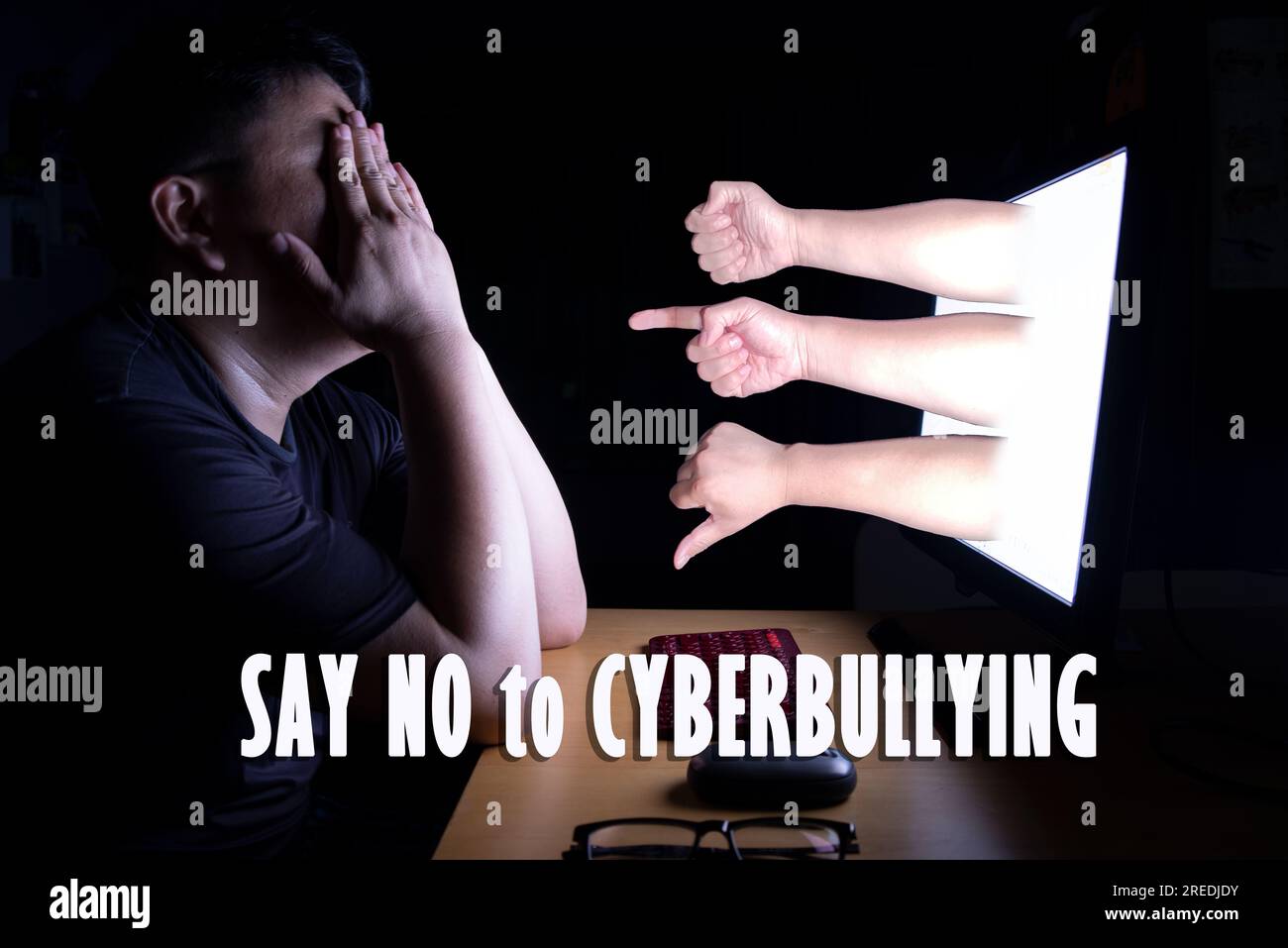 Bild des verzweifelten männlichen Cybermobbing-Opfers, das die Augen verdeckt Stockfoto