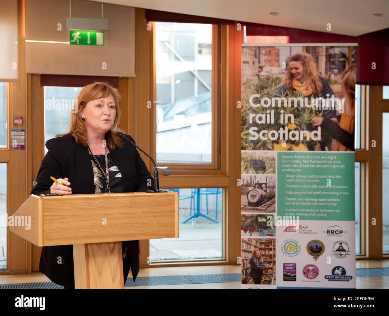 Emma Harper SNP MSP für Südschottland spricht von einem Podium an einem Empfang im schottischen Parlamentsgebäude für die Community Rail in Schottland in Holyr Stockfoto