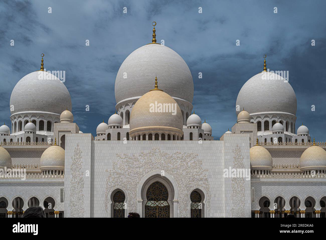 Abu Dhabi, VAE - 17. April 2023. Ein Foto von zwiebelförmigen Kuppeln auf der Großen Moschee in Abu Dhabi. Stockfoto