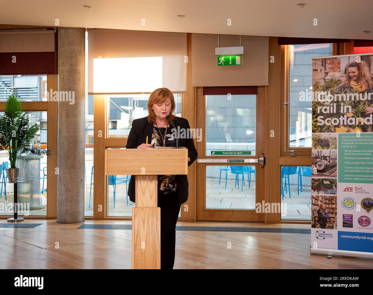 Emma Harper SNP MSP für Südschottland spricht von einem Podium an einem Empfang im schottischen Parlamentsgebäude für die Community Rail in Schottland in Holyr Stockfoto