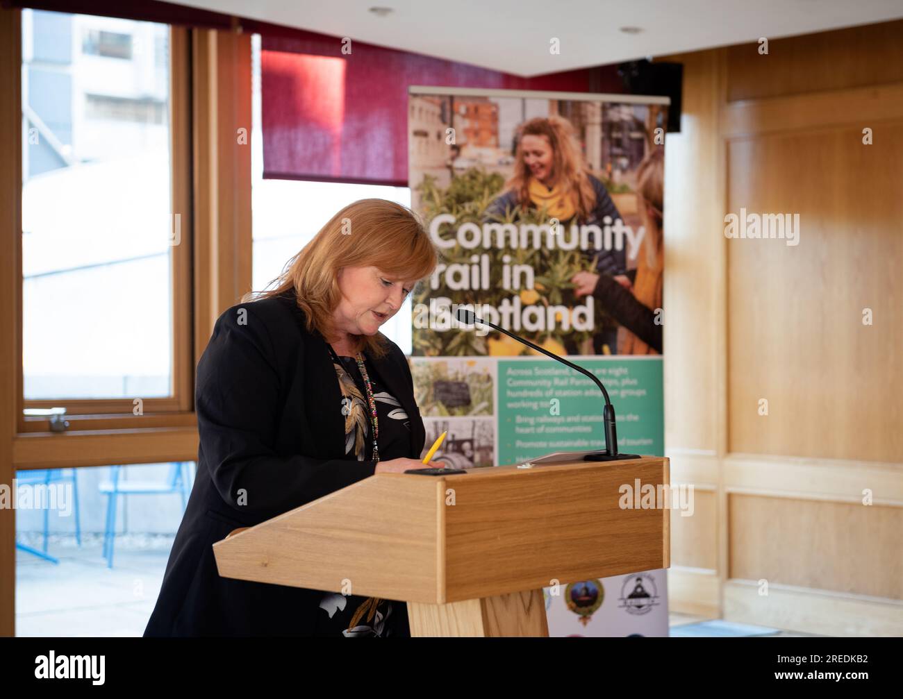 Emma Harper SNP MSP für Südschottland spricht von einem Podium an einem Empfang im schottischen Parlamentsgebäude für die Community Rail in Schottland in Holyr Stockfoto