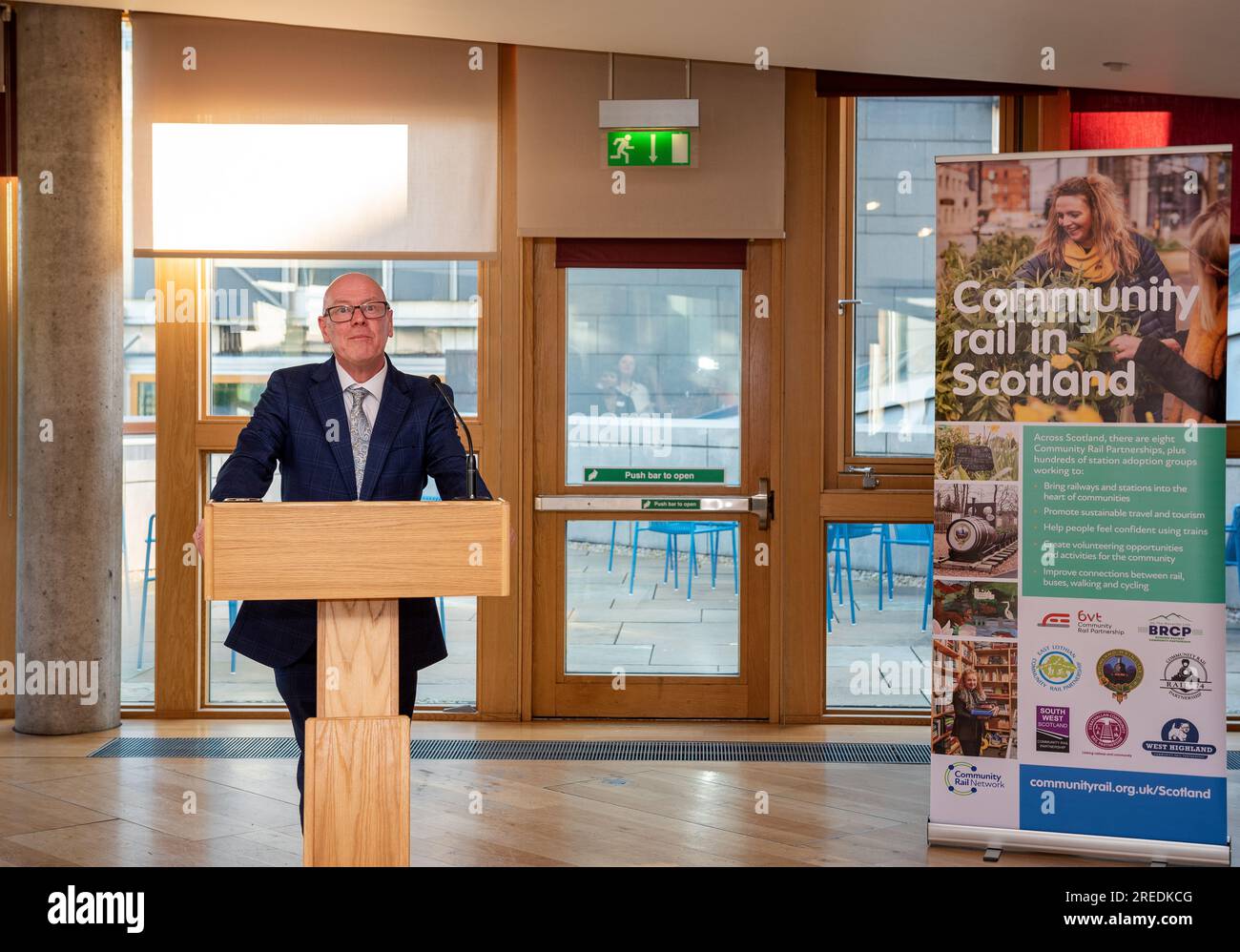 Kevin Stewart vom Verkehrsminister und SNP MSP spricht von einem Podium an einem Empfang im schottischen Parlamentsgebäude für die Eisenbahn in Schottland Stockfoto