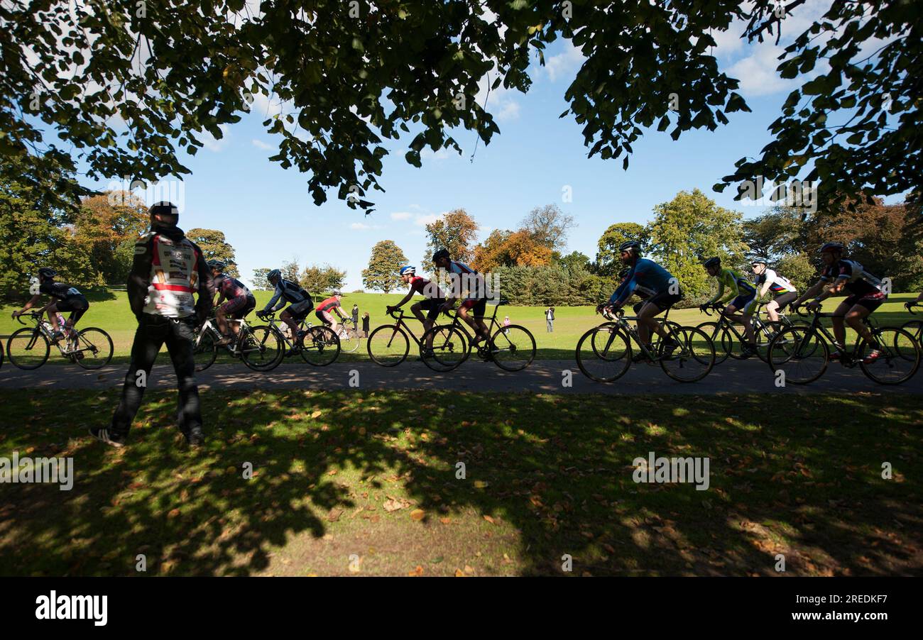 Radfahrer fahren auf der grünen Rennstrecke im grünen Gelände des Callendar House and Park in Falkirk, Schottland Stockfoto