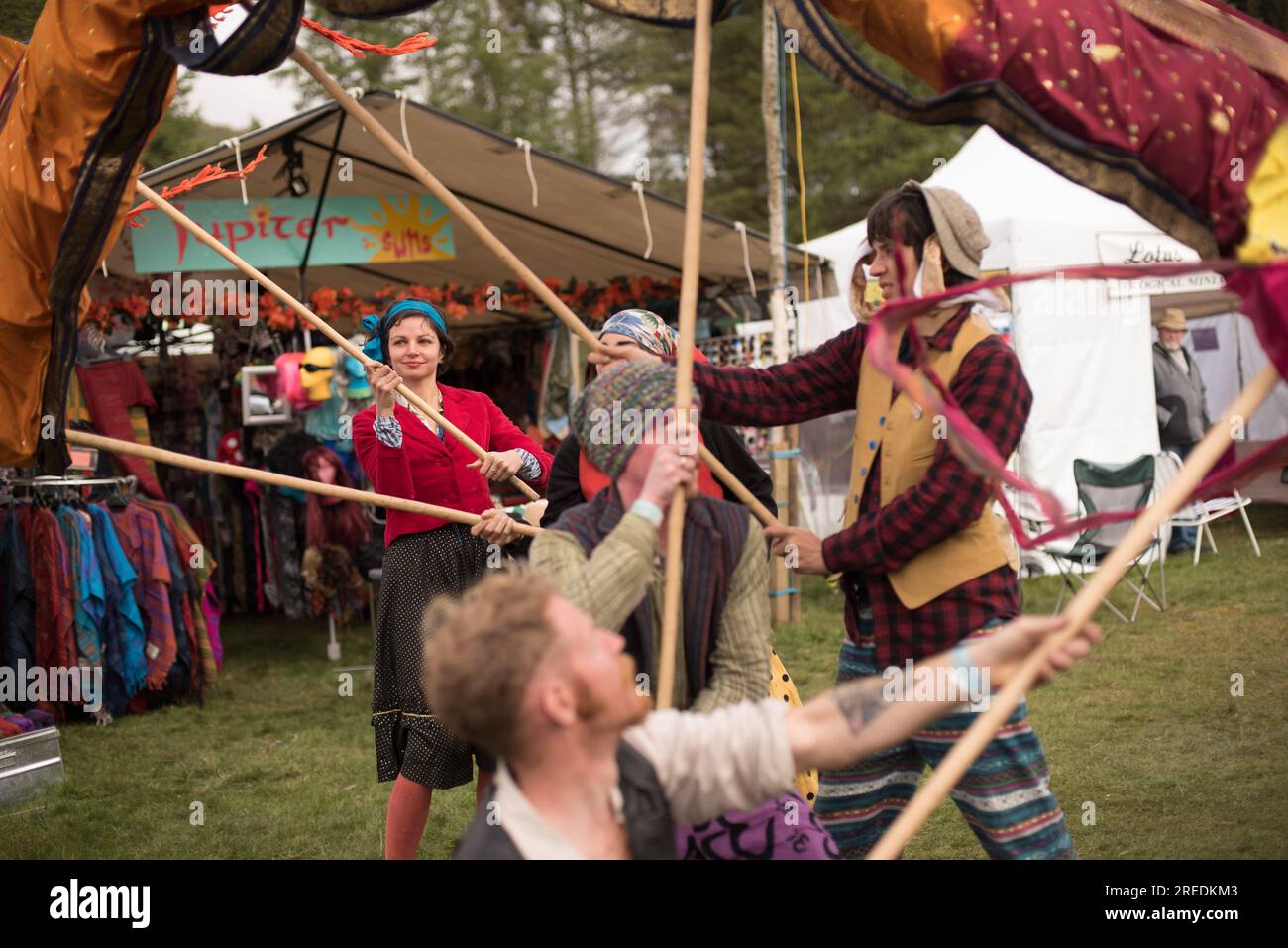 Karnevalsbesucher beim familienfreundlichen Roots Festival Knockengorroch in Dumfries und Galloway, Schottland Stockfoto