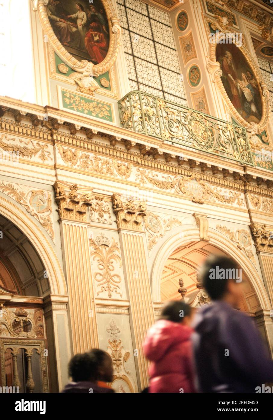 Touristen gehen im Vordergrund der kunstvoll verzierten Mauern des Palastes Fontainebleau in der Nähe von Paris in Frankreich Stockfoto