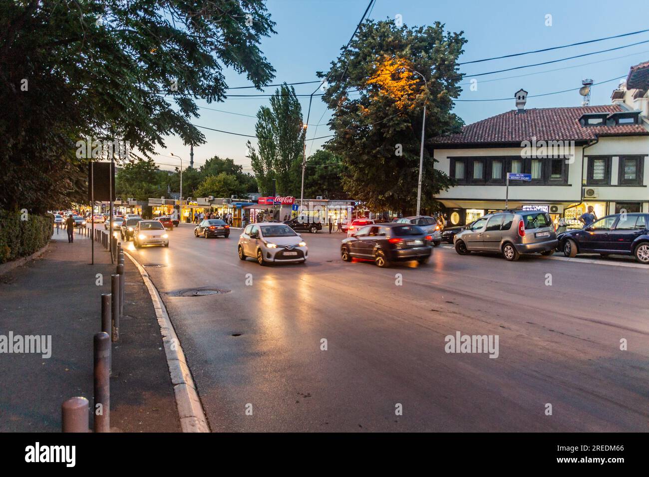 PRISTINA, KOSOVO - 13. AUGUST 2019: Abendlicher Straßenverkehr in Pristina, Kosovo Stockfoto