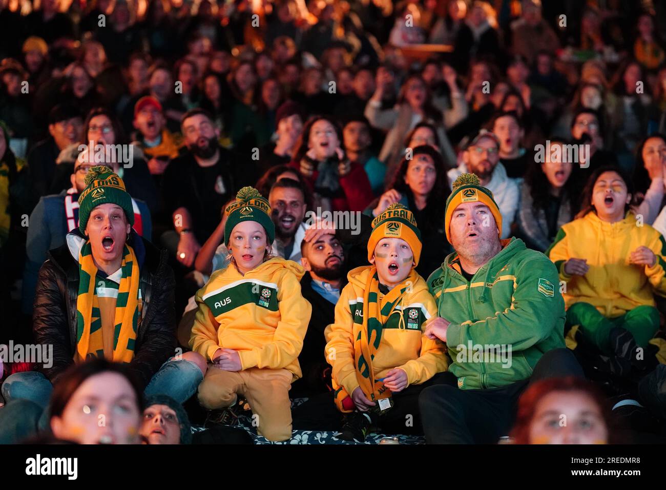 Australische Fans sehen beim FanFestival in Tumbalong Park, Sydney, eine Vorführung des FIFA Women's World Cup 2023 Group B-Spiels zwischen Australien und Nigeria. Foto: Donnerstag, 27. Juli 2023. Stockfoto