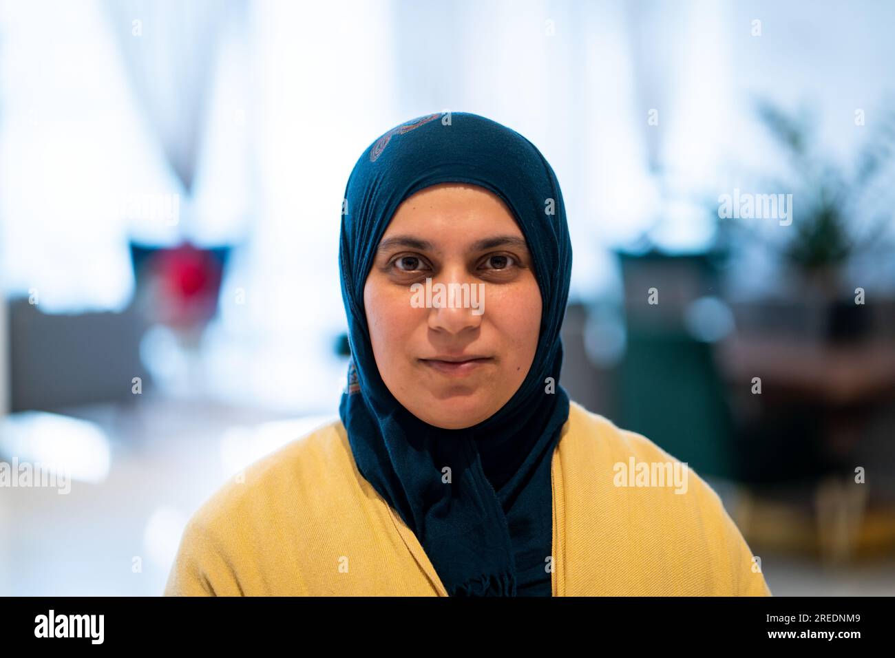 Positive Erwachsene Frau aus dem Nahen Osten mit Hijab Stockfoto