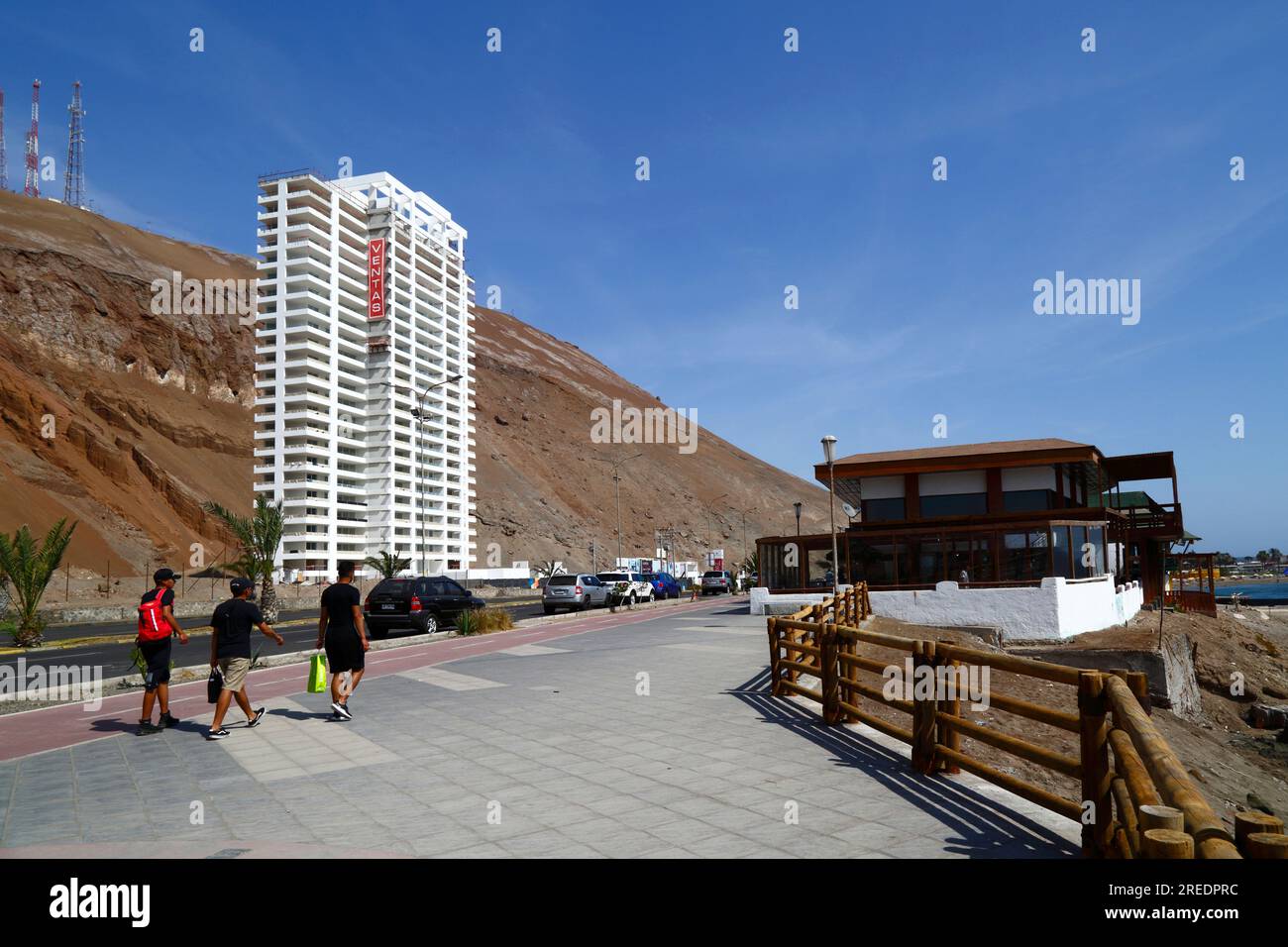 Apartment-Block Condominio Ayllu unter Klippen auf der Av Costanera / Av Comandante San Martín in der Nähe der Landzunge El Morro, Arica, Chile Stockfoto