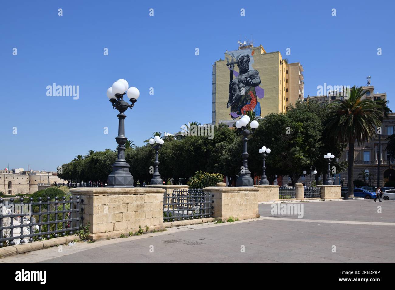 Wandgemälde des römischen Gottes des Meeres Neptun auf einem hohen Gebäude in der Stadt Taranto Süditalien Stockfoto