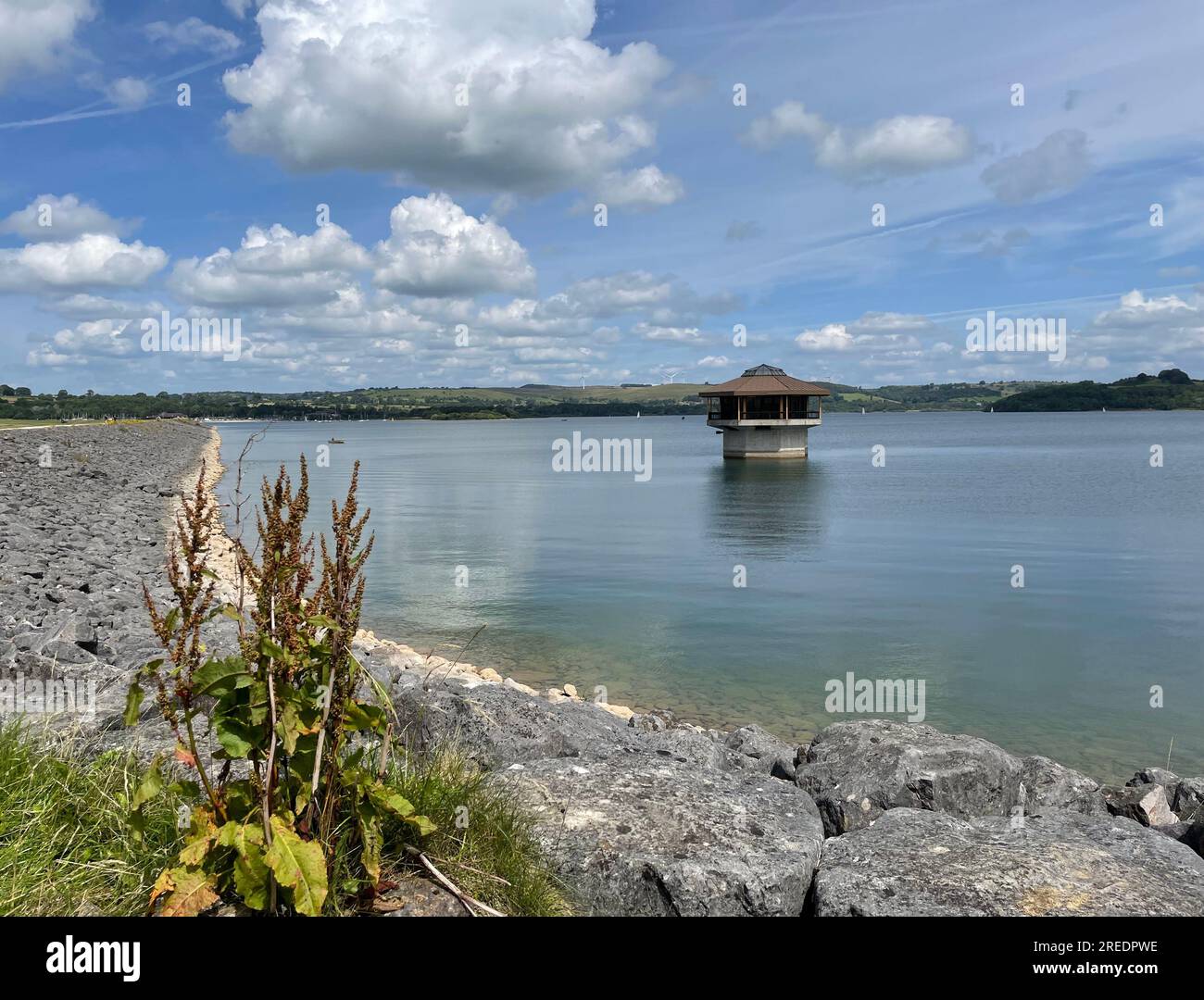 Carsington Water Reservoir und Draw-Off Tower im Derbyshire Peak