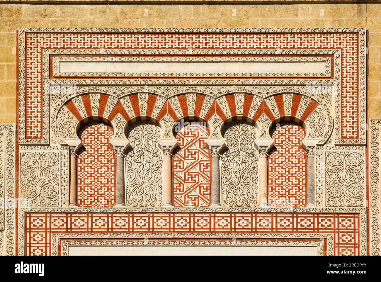 Arabische Muster am Tor Puerta de San Ildefonso im maurischen Stil, Mauern der antiken Mezquita, Moschee-Kathedrale von Cordoba, Spanien. Stockfoto Arabische Muster am Tor Puerta de San Ildefonso im maurischen Stil, Mauern der antiken Mezquita, Moschee-Kathedrale von Cordoba, Spanien. Stockfoto