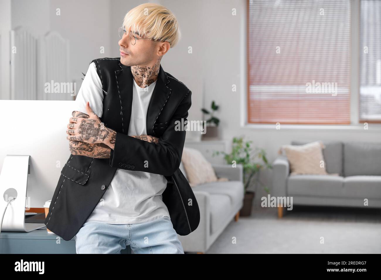 Tätowierter Grafikdesigner im Büro Stockfoto