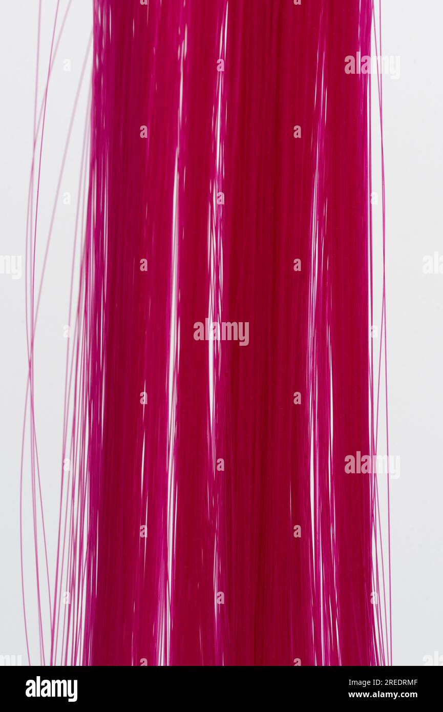 Rotes gerades Haar isoliert. Rosa lange Haarperücke Stockfoto