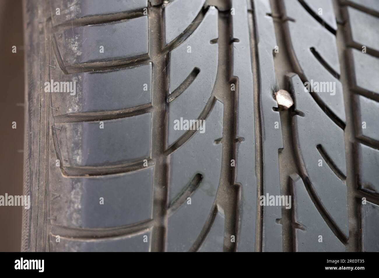 Metallstiftkopf in der Nahaufnahme eines neuen Reifenmakros Stockfoto