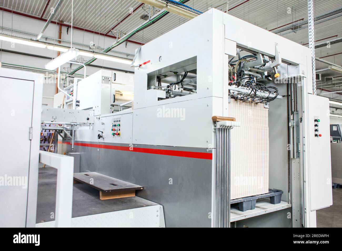 Die Ausrüstung für eine Presse. Offsetmaschine bei der Druckherstellung. Druckmaschine. Stockfoto