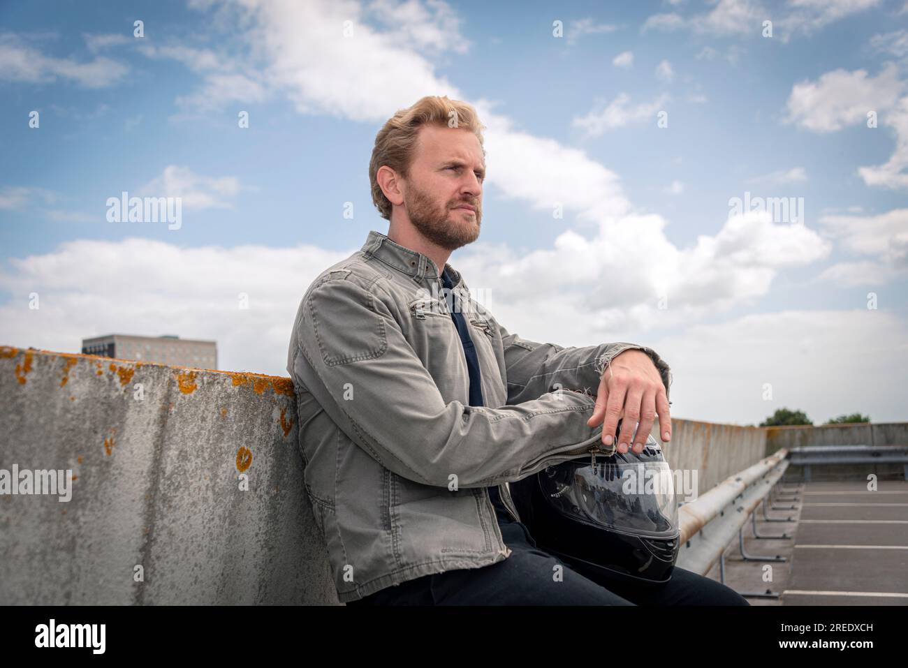 Porträt eines reifen Motorradfahrers, der mit einem Helm sitzt. Stockfoto