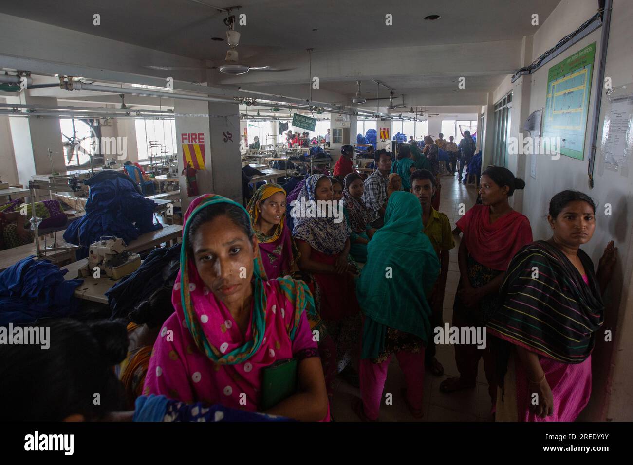 Arbeiter der Tuba Group, die fünf Tage lang in ihrem Hungerstreik in ihrer Fabrik in Badda in Dhaka unbezahlte Gehälter und Festivalprämien verlangten. Dhaka, Stockfoto