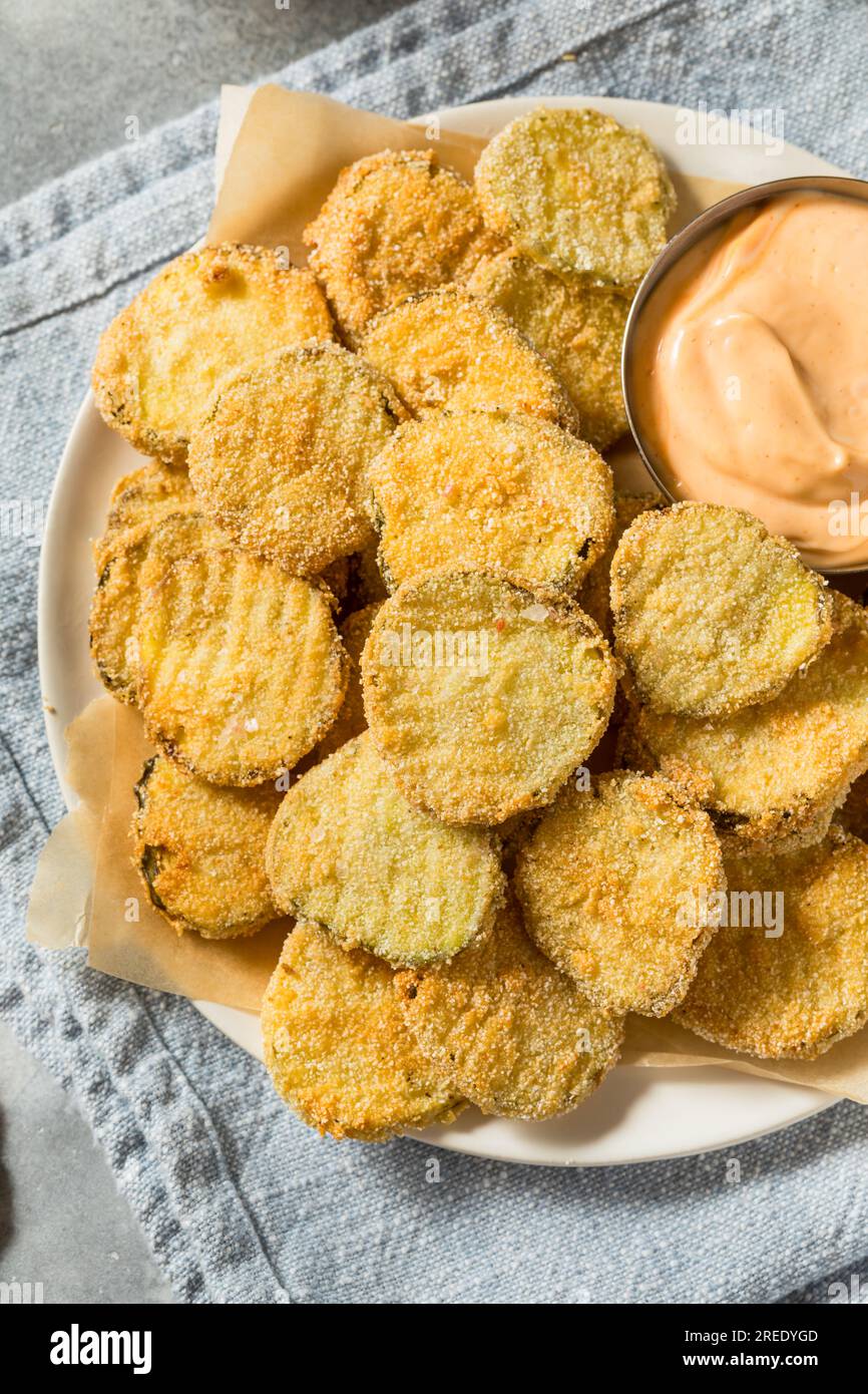 Hausgemachte, frittierte Pickles mit würziger Mayo Stockfoto