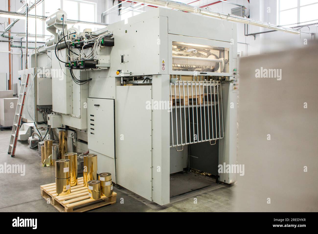 Die Ausrüstung für eine Presse. Offsetmaschine bei der Druckherstellung. Druckmaschine. Stockfoto