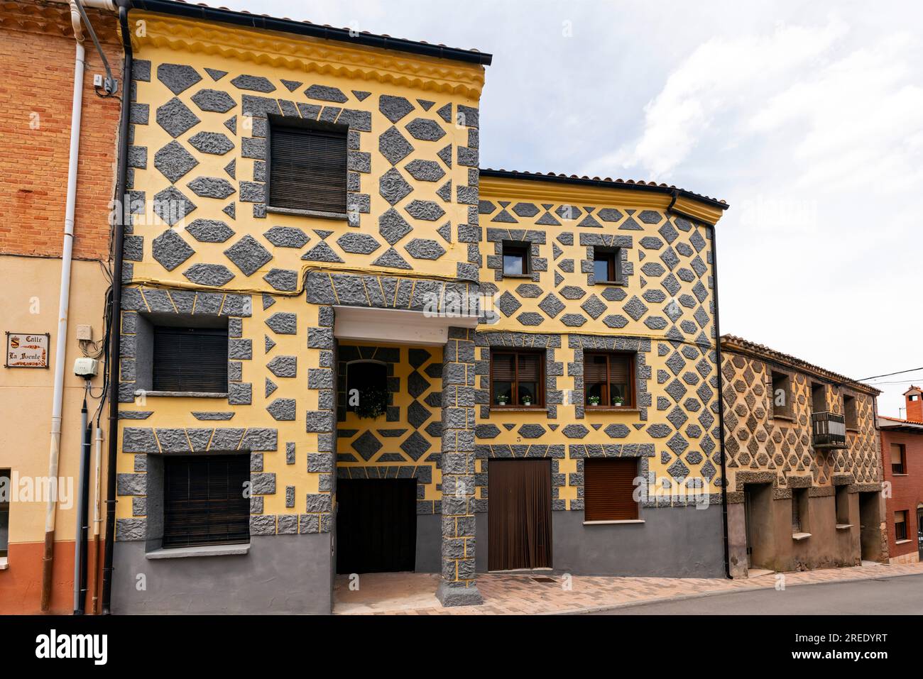 Häuser der Calle la Fuente in Santa Maria del Campo, Burgos Provinz, Castilla y Leon, Spanien. Stockfoto