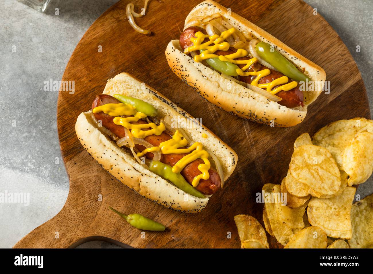 Hausgemachte polnische Würstchen in der Maxwell Street im Chicago Style mit Senf und Zwiebeln Stockfoto