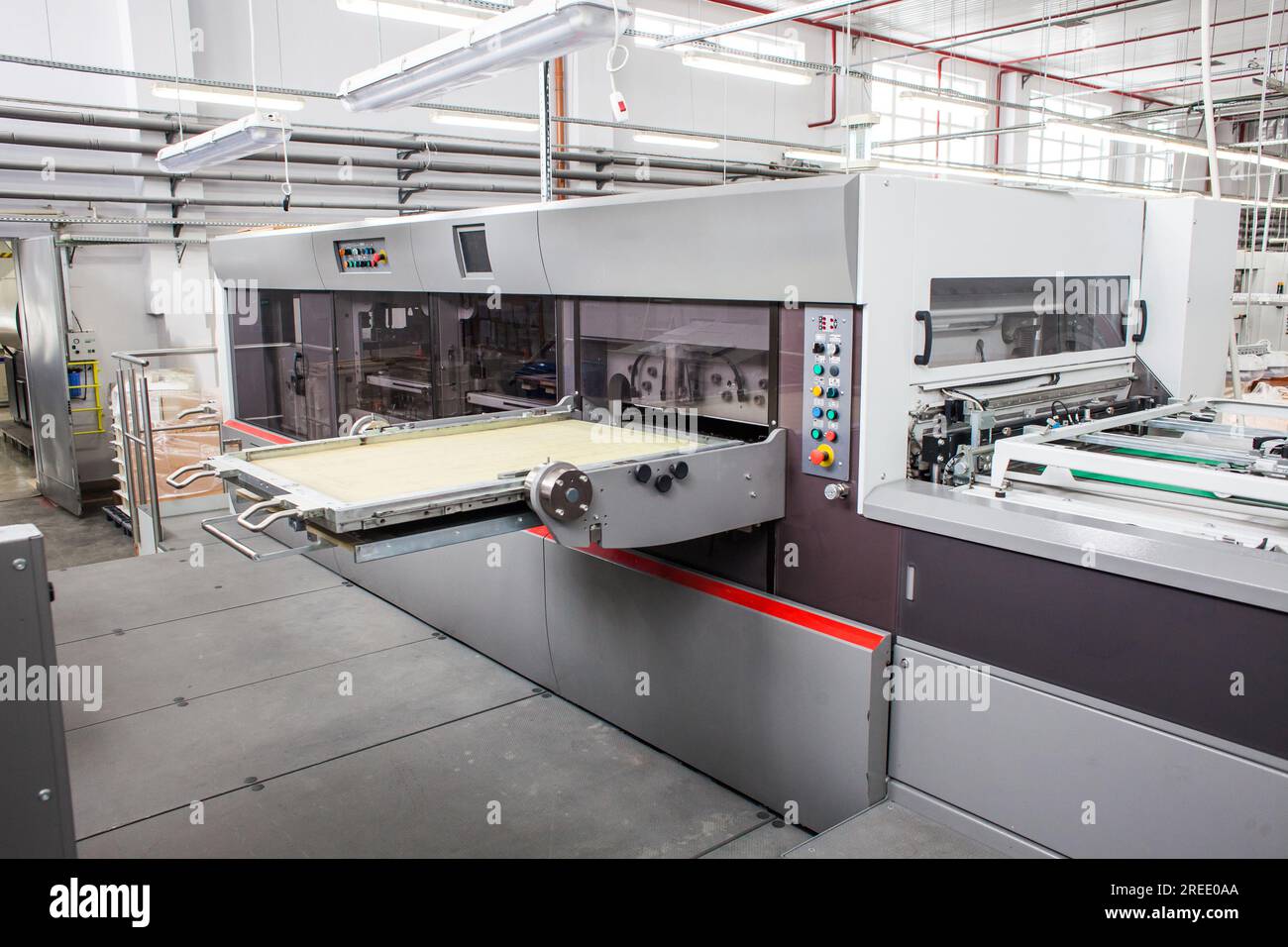 Die Ausrüstung für eine Presse. Offsetmaschine bei der Druckherstellung. Druckmaschine. Stockfoto