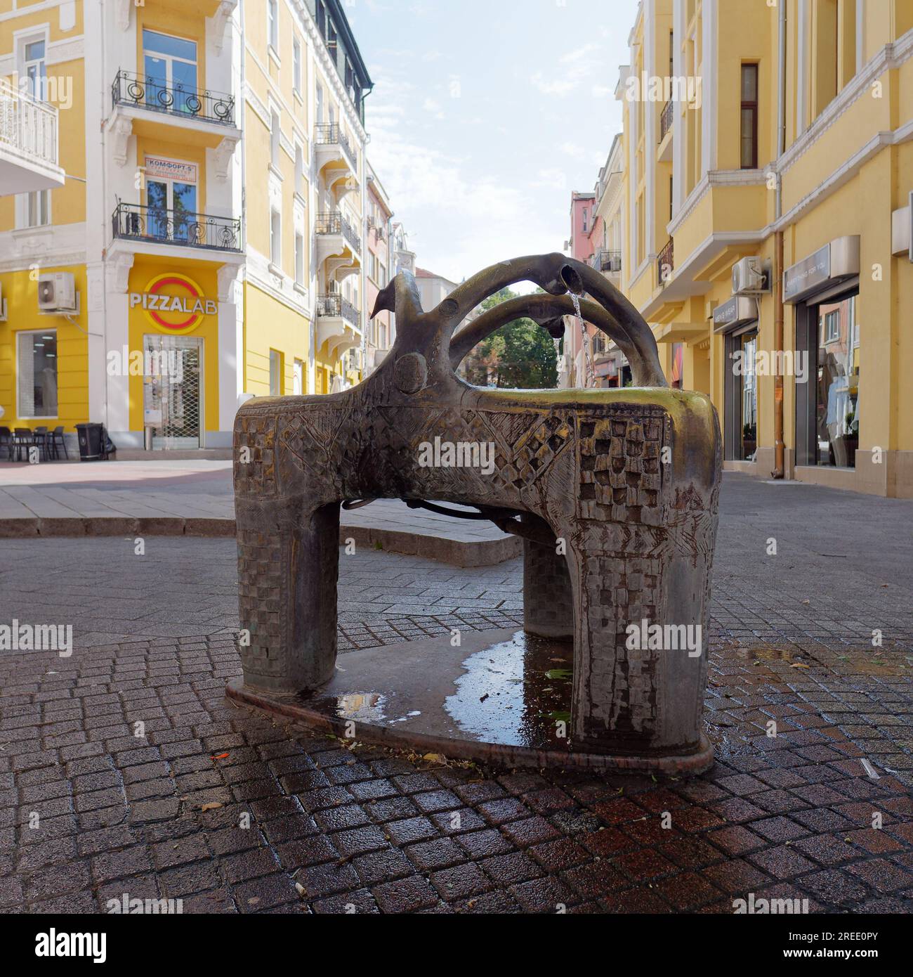 Wasserbrunnen in der Hauptstraße von Plovdiv, Bulgarien. Die Hauptstraße ist die längste Fußgängerzone Europas. Stockfoto