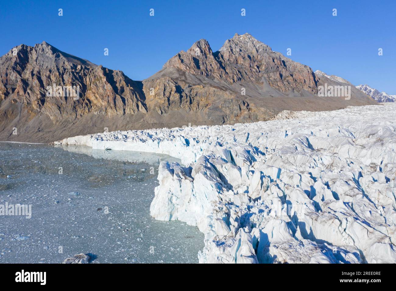 Fjortende Julibreen / 14. Juli Gletscher, der im Sommer in Krossfjorden abkalbt, Haakon VII Land, Spitsbergen / Svalbard, Norwegen Stockfoto
