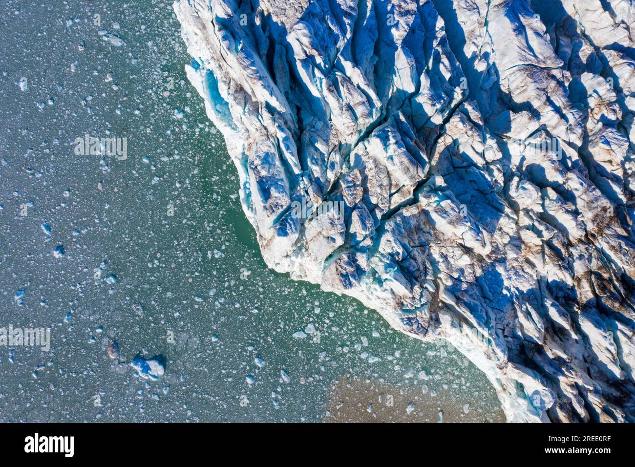 Luftaufnahme über Fjortende Julibreen / 14. Juli Gletscher, der in Krossfjorden abkalbt und Spalten, Haakon VII Land, Spitsbergen / Svalbard zeigt Stockfoto