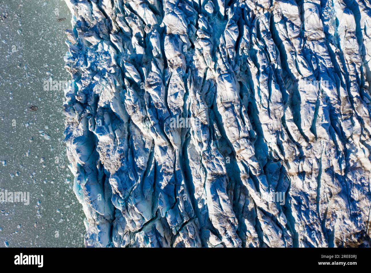 Luftaufnahme über Fjortende Julibreen / 14. Juli Gletscher, der in Krossfjorden abkalbt und Spalten, Haakon VII Land, Spitsbergen / Svalbard zeigt Stockfoto