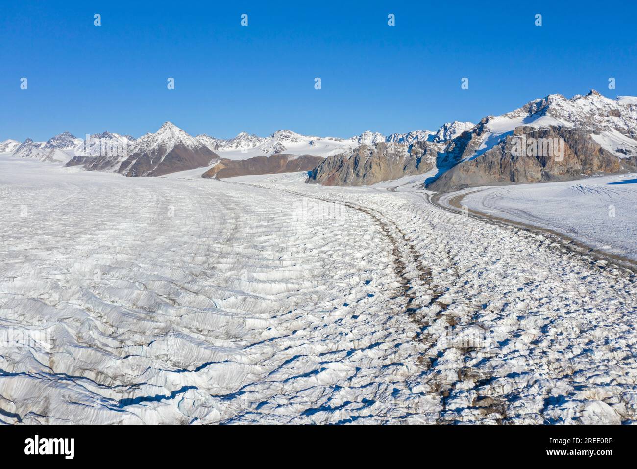 Fjortende Julibreen / 14. Juli Gletscher, der im Sommer in Krossfjorden abkalbt, Haakon VII Land, Spitsbergen / Svalbard, Norwegen Stockfoto