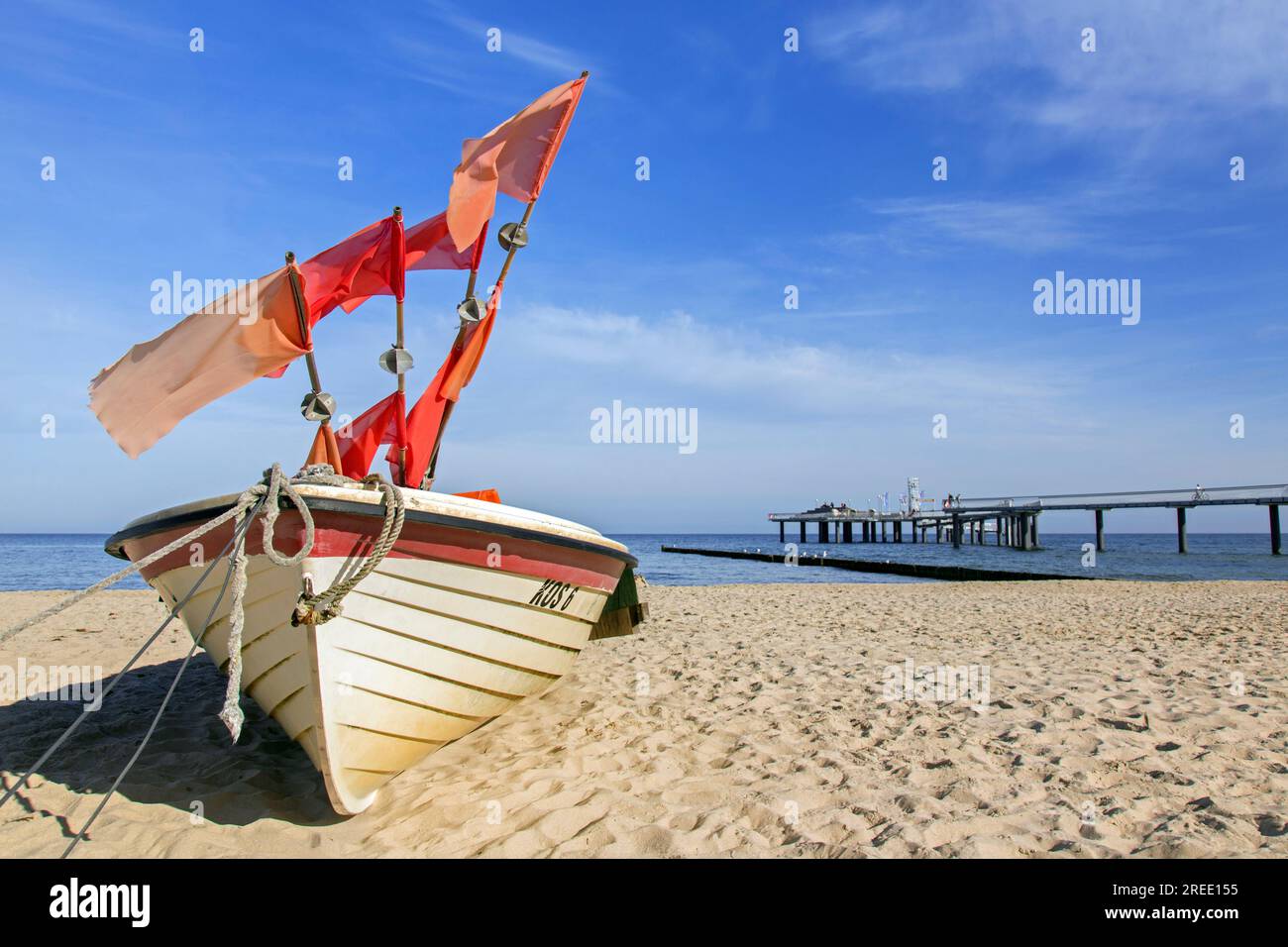 Traditionelles Fischerboot in den Dünen entlang der Ostsee in Koserow auf der Insel Usedom, Mecklenburg-Vorpommern, Deutschland Stockfoto