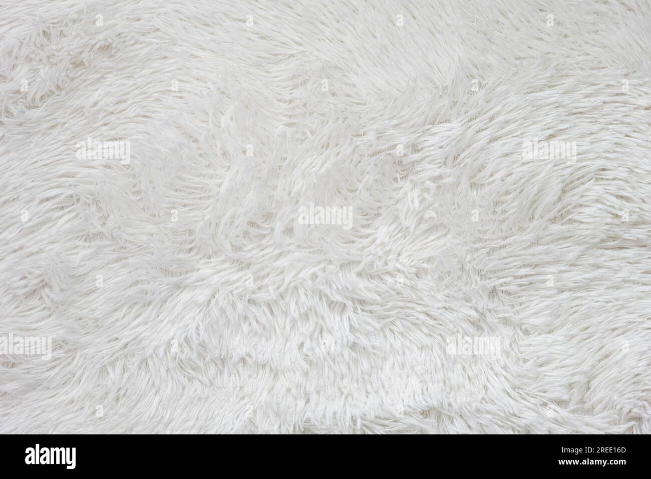Ein weißer künstlicher Pelzhintergrund. Schließen. Stockfoto
