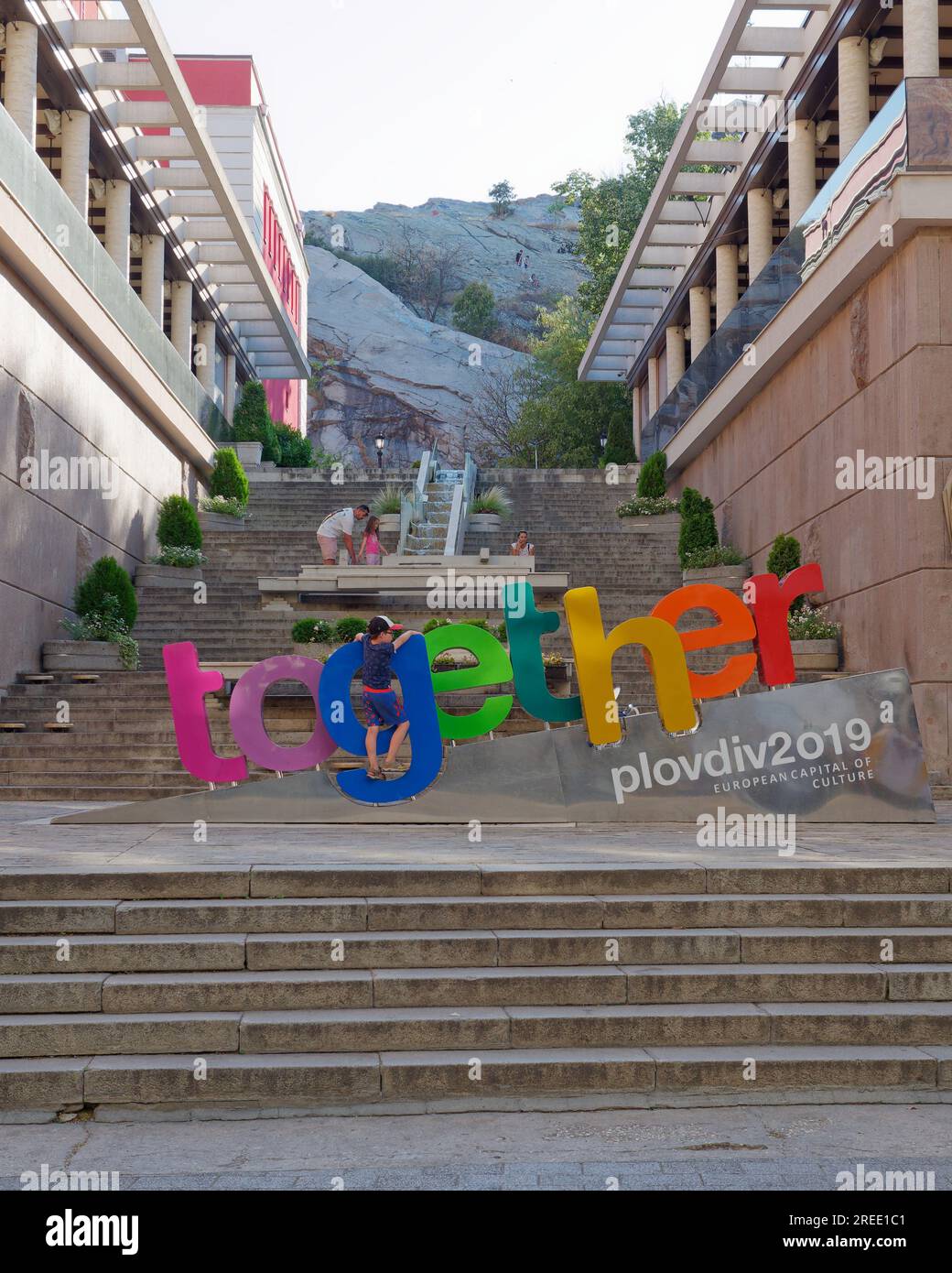 Unterzeichnen Sie gemeinsam in verschiedenen farbigen Buchstaben und Stufen im Zentrum von Plovidv, Bulgarien Stockfoto