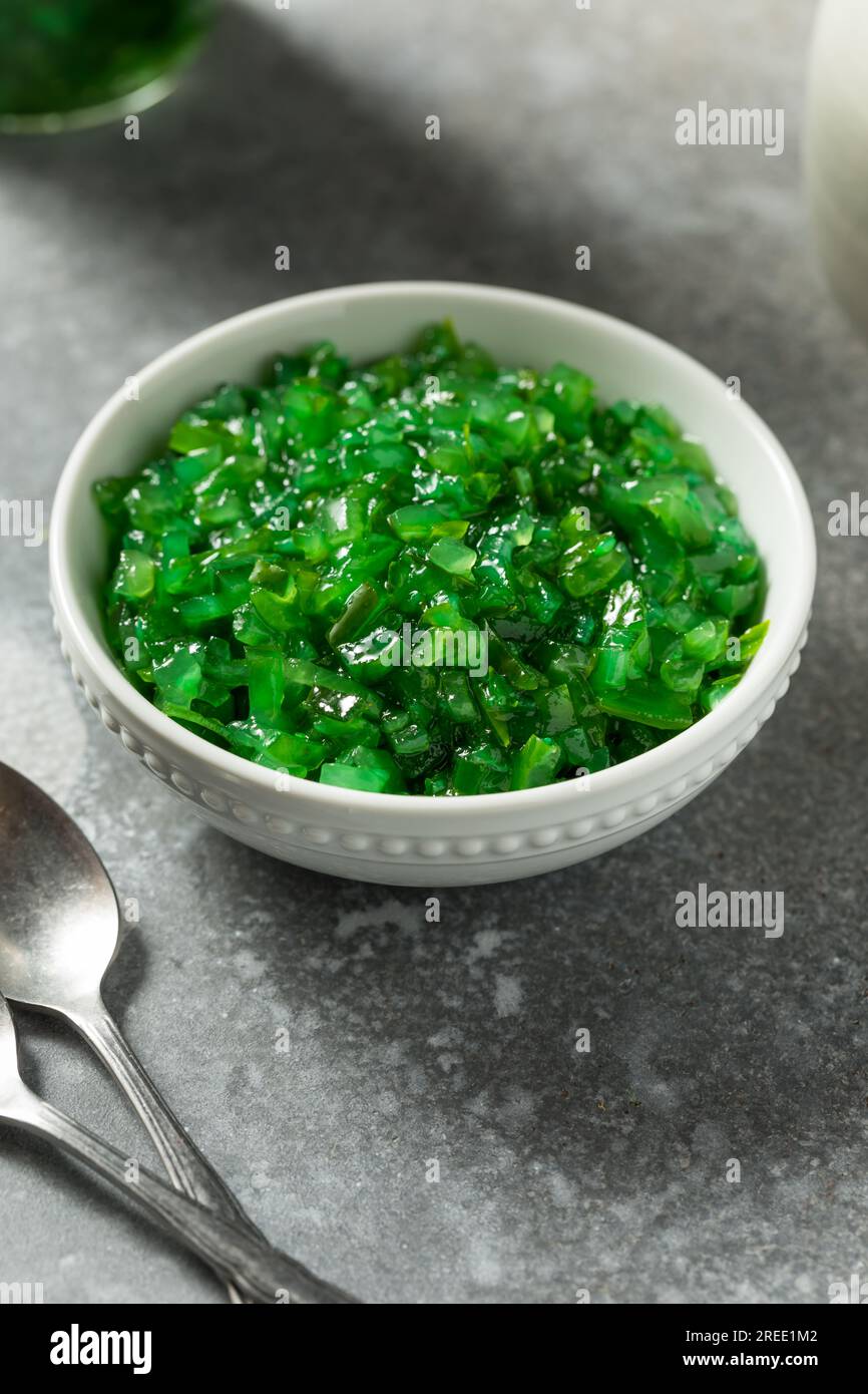 Chicago Style Neon Pickle Relish in a Bowl Stockfoto