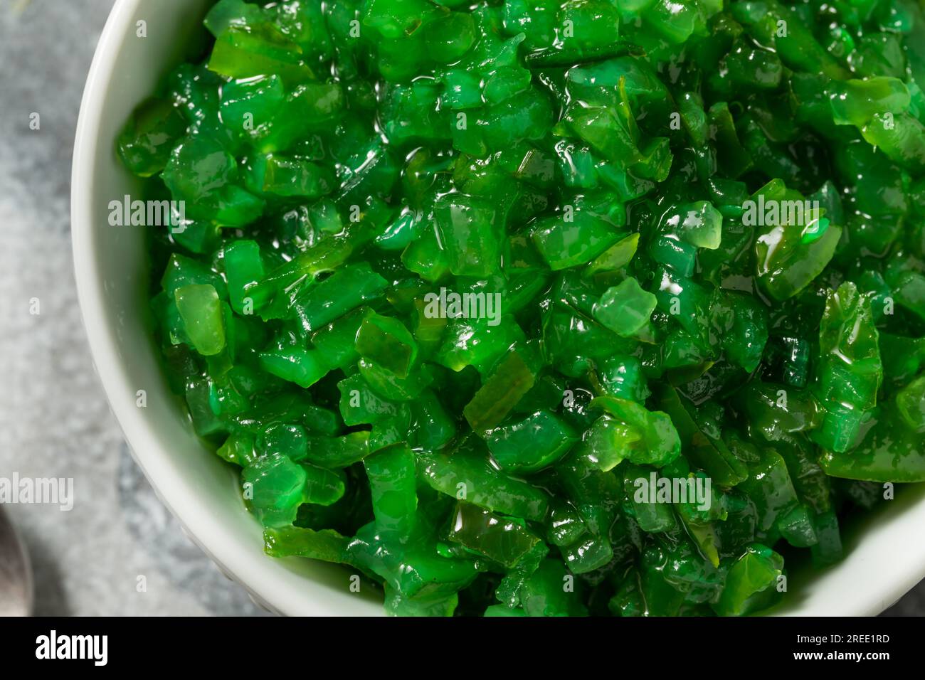 Chicago Style Neon Pickle Relish in a Bowl Stockfoto