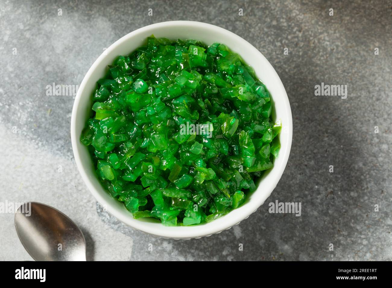 Chicago Style Neon Pickle Relish in a Bowl Stockfoto